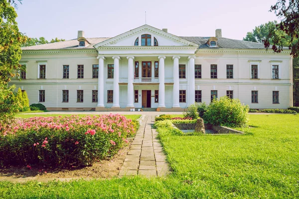 Ciudad Svitene, República de Letonia. Parque con antigua mansión. Árboles y gr — Foto de Stock