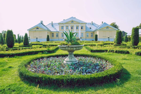 Ville Brukna, Lettonie République. Parc avec vieux manoir. Arbres et grés — Photo