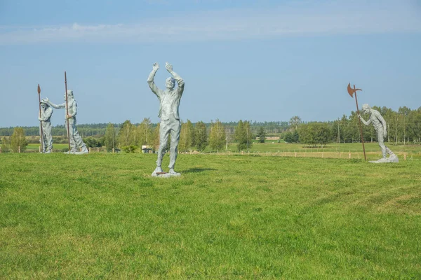 City Brukna, Lettland republiken. Folk skulpturer och parkera med gr — Stockfoto
