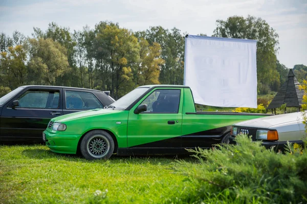 Город Брукна, Латвия. Volkswagen старый пикап восстановлен. Se — стоковое фото