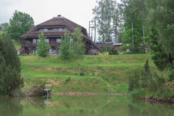 Город Амациемс, Латвийская Республика. Гостевой дом и зеленый двор — стоковое фото