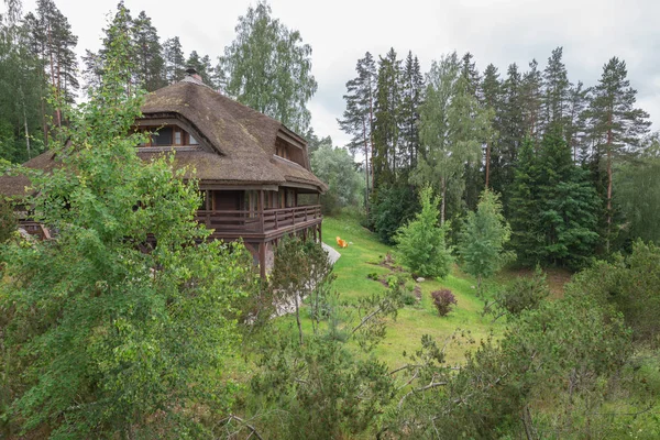 Город Амациемс, Латвийская Республика. Гостевой дом и зеленый двор — стоковое фото