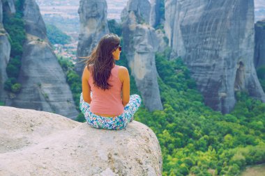 Şehir Meteora, Yunan Cumhuriyeti. Büyük dağlar ve kız kaya üzerinde oturup