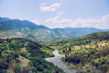Yunan Cumhuriyeti. Tarlalar, dağlar, çimenler ve ağaçlar. Di içinde