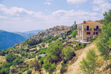 Şehir arachova. Yunan Cumhuriyeti. Şehir sokakları ve dağ manzarası. 