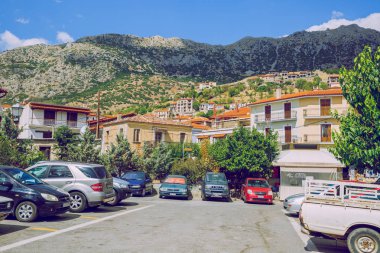 Şehir Arachova. Yunan Cumhuriyeti. Şehir sokakları ve arabalar. Eski buildi