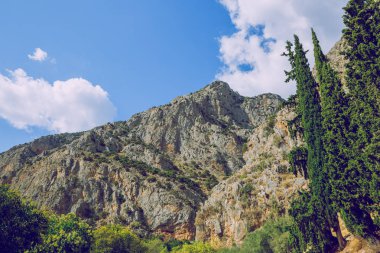 Yunan Cumhuriyeti. Tarlalar, dağlar, çimenler ve ağaçlar. Di içinde
