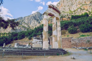 Şehir Delphi. Yunan Cumhuriyeti. Antik Yunan kalıntıları ve sütunları fro
