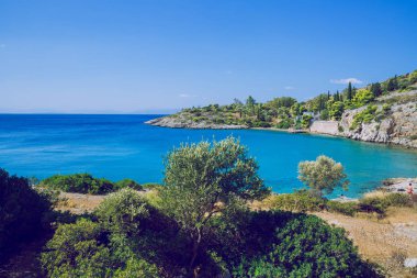 Atina Şehri, Yunan Cumhuriyeti. Plaj ve mavi su. Yeşil doğa 