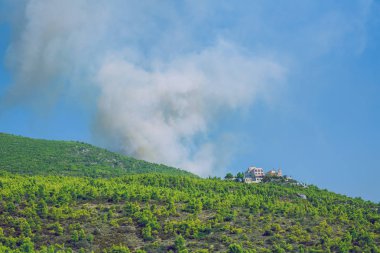 Şehir Moni Osiou Patapiou, Yunan Cumhuriyeti. Dağlar ve ateş smo