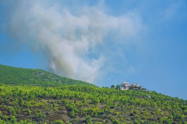 Şehir Moni Osiou Patapiou, Yunan Cumhuriyeti. Dağlar ve ateş smo