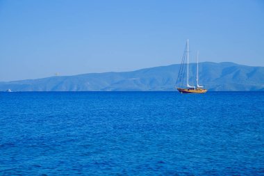 Corinth Kanalı, Yunan Cumhuriyeti. Mavi su ve turist yat 
