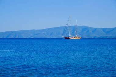 Corinth Kanalı, Yunan Cumhuriyeti. Mavi su ve turist yat 