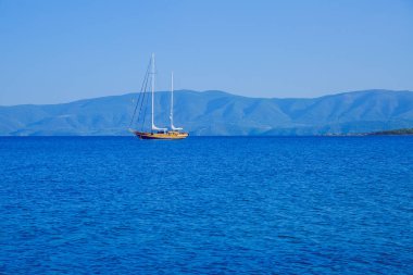 Corinth Kanalı, Yunan Cumhuriyeti. Mavi su ve turist yat 