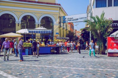 Atina Şehri, Yunan Cumhuriyeti. Atina sokak pazarı. Turistler ve
