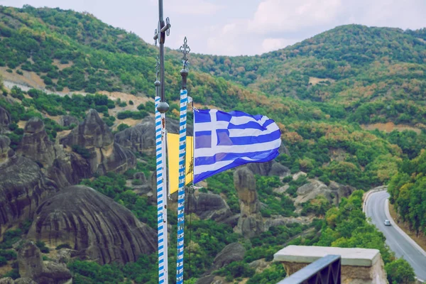 City Meteora, República Griega. Montañas y bandera griega. 12. Septiembre. . — Foto de Stock