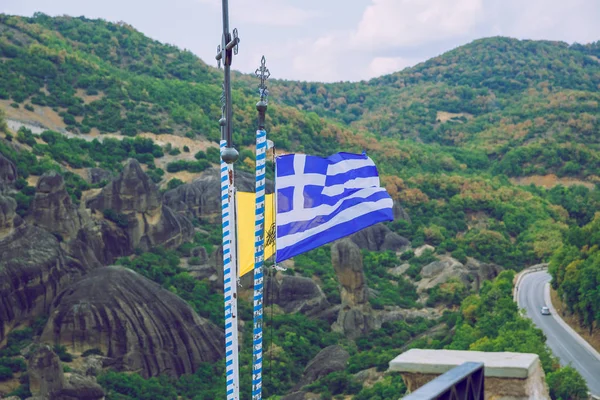 City Meteora, República Griega. Montañas y bandera griega. 12. Septiembre. . — Foto de Stock
