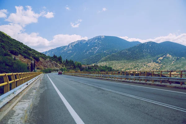 Grekiska republiken. Och berg, gräs och träd. 13. sep. 201 — Stockfoto