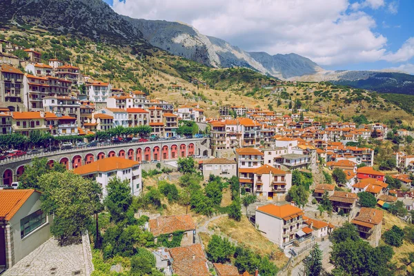 Şehir arachova. Yunan Cumhuriyeti. Şehir sokakları ve dağ manzarası. 