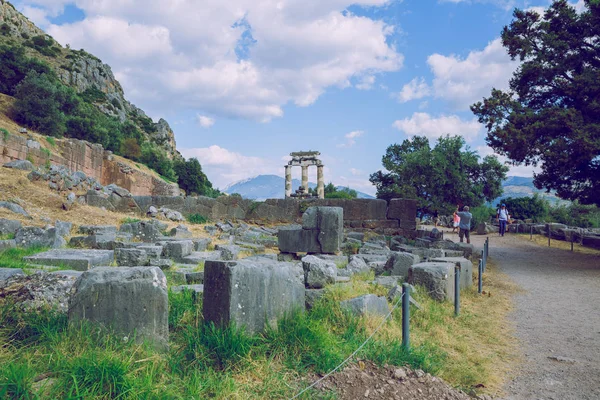 Cidade Delphi. República Grega. Antigas ruínas e colunas gregas — Fotografia de Stock