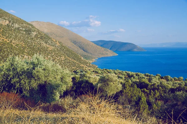 Город Атенс, Греческая Республика. Горы и вода, голубое море. 13 . — стоковое фото