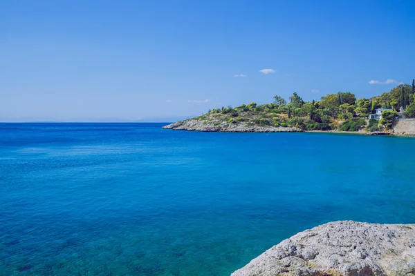 雅典市，希腊共和国。海滩和蓝色水。绿色自然 — 图库照片