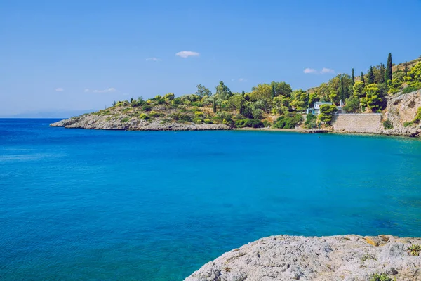 Città Atene, Repubblica greca. Spiaggia e acqua blu. Natura verde — Foto Stock