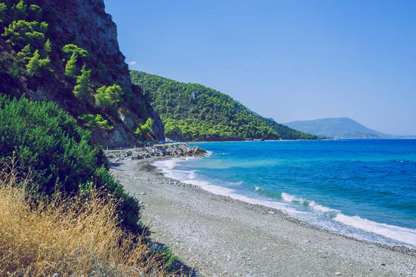 Город Афины, Греческая Республика. Пляж и голубая вода. Зеленая природа — стоковое фото