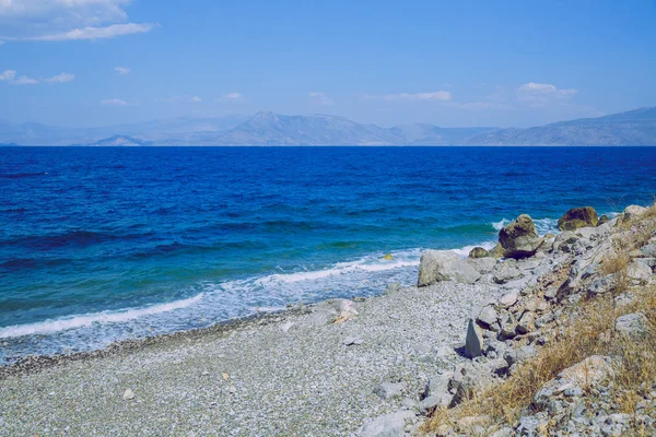 雅典市，希腊共和国。海滩和蓝色水。绿色自然 — 图库照片