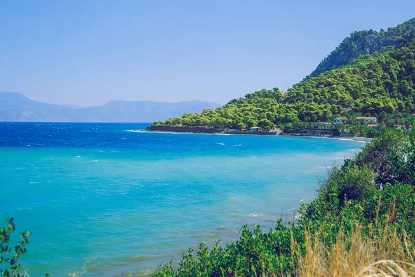 Città Atene, Repubblica greca. Spiaggia e acqua blu. Natura verde — Foto Stock