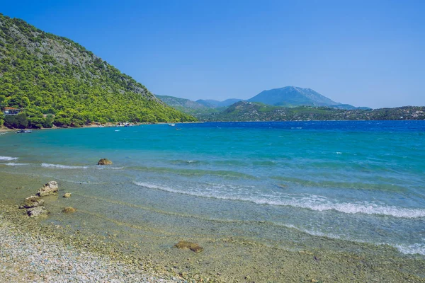 Città Atene, Repubblica greca. Spiaggia e acqua blu. Natura verde — Foto Stock