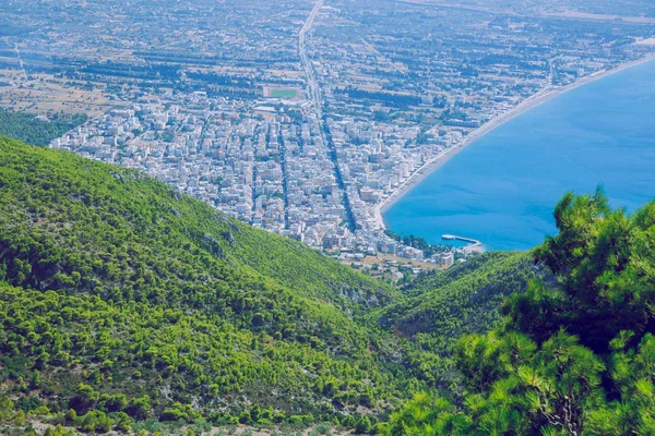 Moni Osiou Patapiou, República Griega. Montañas y agua, azul s — Foto de Stock