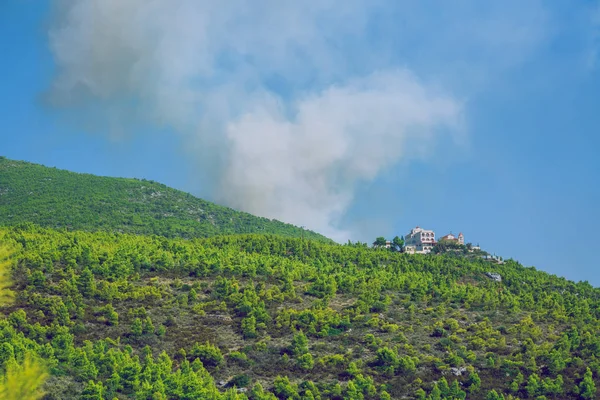 Ciudad Moni Osiou Patapiou, República griega. Montañas y fuego smo — Foto de Stock