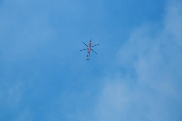 Város Moni Osiou Patapiou, Görög Köztársaság. Helikopter repül ex — Stock Fotó