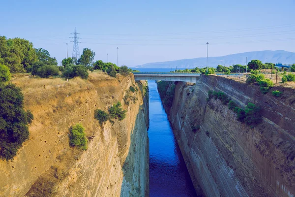 Corinth Kanalı, Yunan Cumhuriyeti. Kanal, kayalar ve güneş. Şehir şehir. — Stok fotoğraf