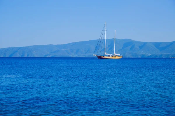 Corinth Kanalı, Yunan Cumhuriyeti. Mavi su ve turist yat — Stok fotoğraf