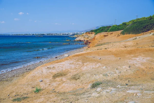 Şehir Atina, Yunan Cumhuriyeti. Yunan plajı, mavi su ve turistler — Stok fotoğraf