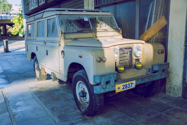 Stad Athene, Griekenland. Urban Street View met Land Rover. — Stockfoto