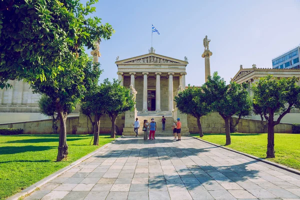 Ciudad Atenas, República Griega. Edificios y turistas en el stree — Foto de Stock