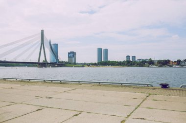 Şehir Riga, Letonya Cumhuriyeti. Şehir cen eski köprü ve bina