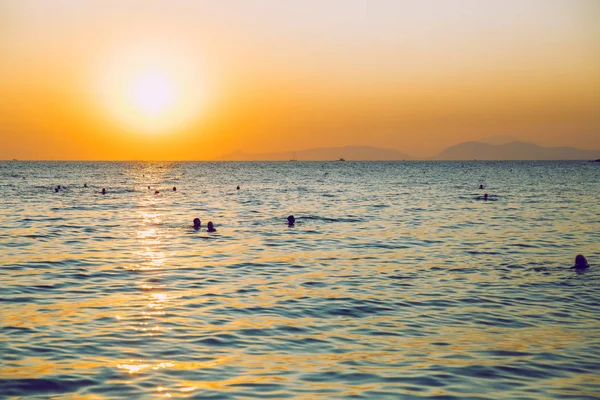 République grecque. Soleil dans la mer et les gens qui nagent. Dans le dist — Photo