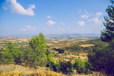 Yunan Cumhuriyeti. Tarlalar, dağlar, çimenler ve ağaçlar. Di içinde