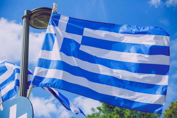 Ciudad Atenas, Grecia República. Bandera griega y viento. Sep 11 2019 . — Foto de Stock