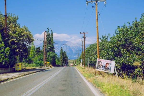 ギリシャ共和国道と山、草や木々。13. 9月 201 — ストック写真