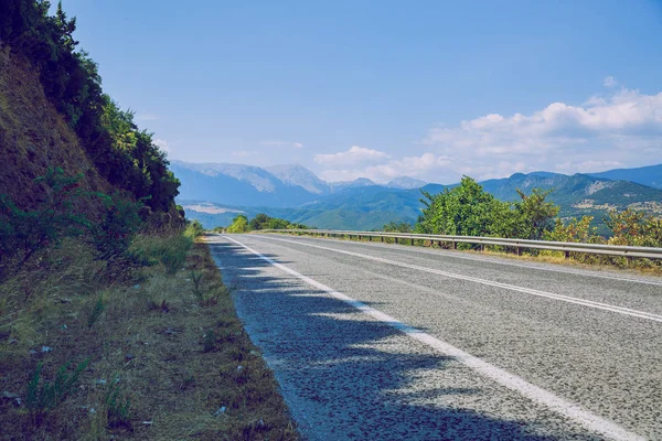 Yunan Cumhuriyeti. Yol ve dağlar, çimenler ve ağaçlar. 13. Eylül 201
