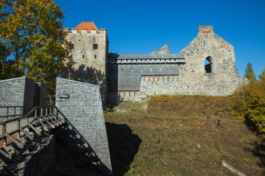 Şehir Sigulda, Letonya Cumhuriyeti. Yapı kayalar ve t eski kale