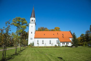 Şehir Sigulda, Letonya Cumhuriyeti. Eski kilise ve yeşil park. 27. S