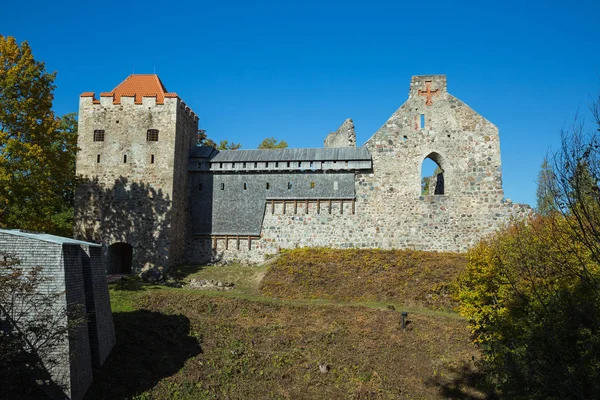 City Sigulda, Republika Łotewska. Stary zamek z budować skały i t — Zdjęcie stockowe