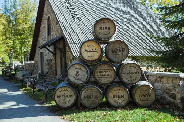 City Sigulda Republiek Letland Houten Vaten Gestapeld Elkaar Reclame Sep — Stockfoto