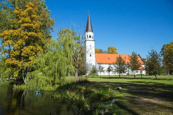 Ciudad Sigulda, República de Letonia. Iglesia antigua y parque verde. 27. S — Foto de Stock